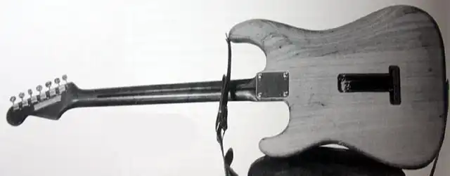 The prototype, back. The the bridge had 3 springs. The tremolo block route is smaller than that of the 5-spring strats. Photo from “Fender, The sound heard 'Round the world” by Richard R. Smith
