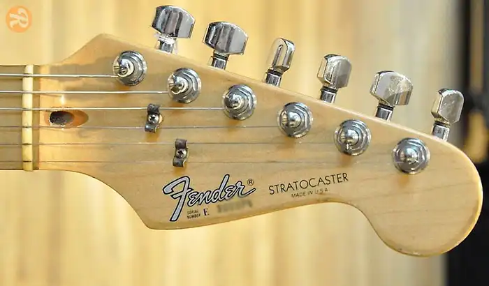 However, most Two-Knob Strats came with a silverish “modern” logo instead.