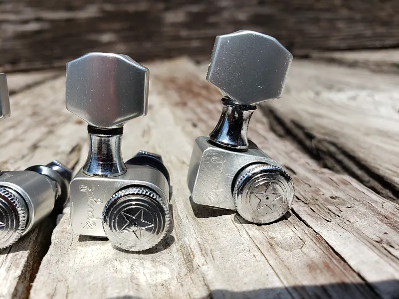 The earliest Sperzel locking tuners installed on the Strat Plus had a star stamped on the locking knob.