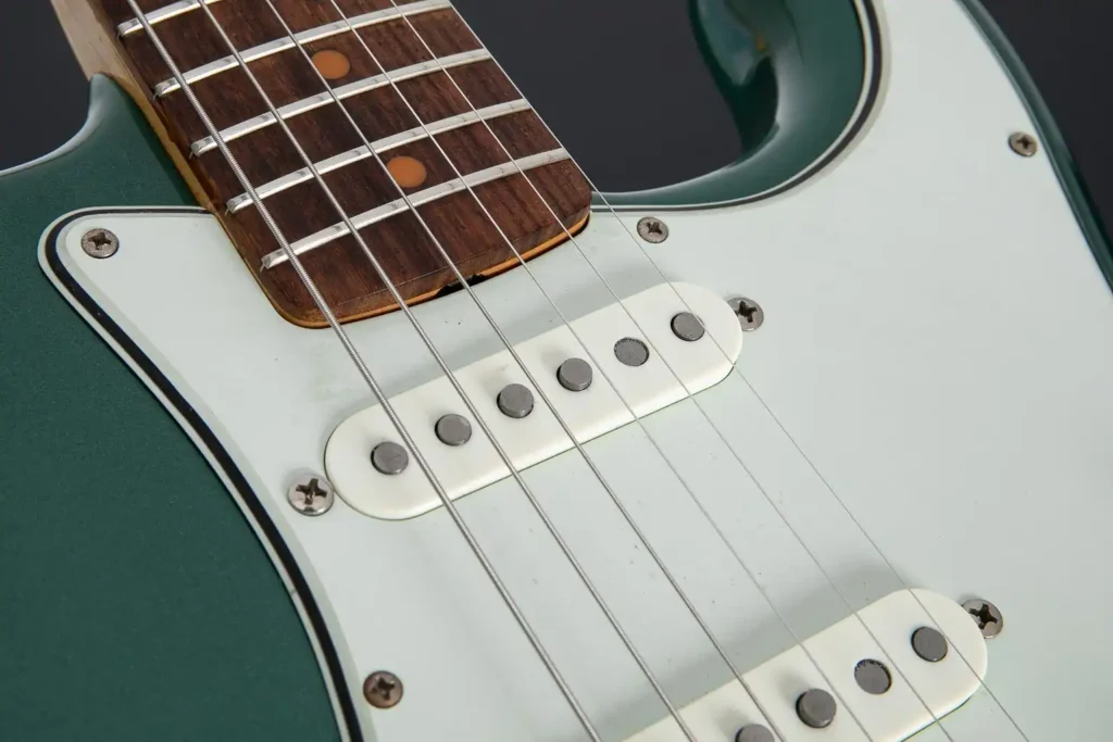 The Pure Vintage pickups used on the new American Vintage series featured flat-top pole pieces, unlike the beveled pole pieces of the first AVRI series.