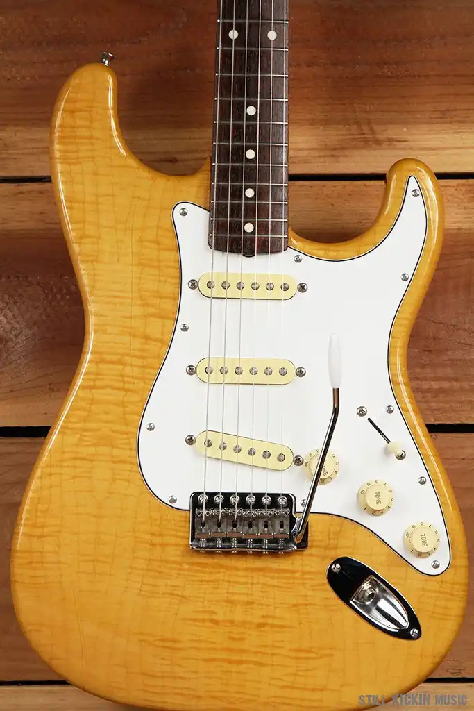 Foto Flame Strat (Courtesy of Stll Kickin Music)