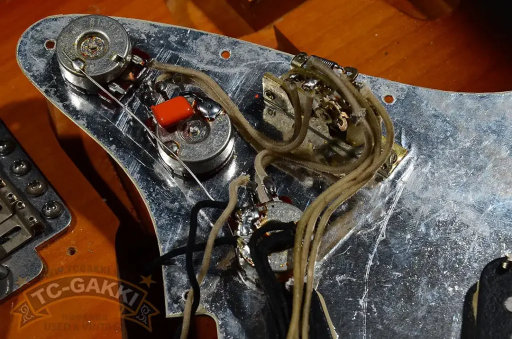 Small square cap and ground wires