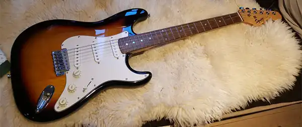 Brown Sunburst Squier SE-100 with 22 frets, intended for the European market only