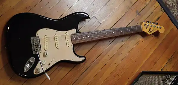 “Regular” Squier SE-100 with 21 frets and a black finish