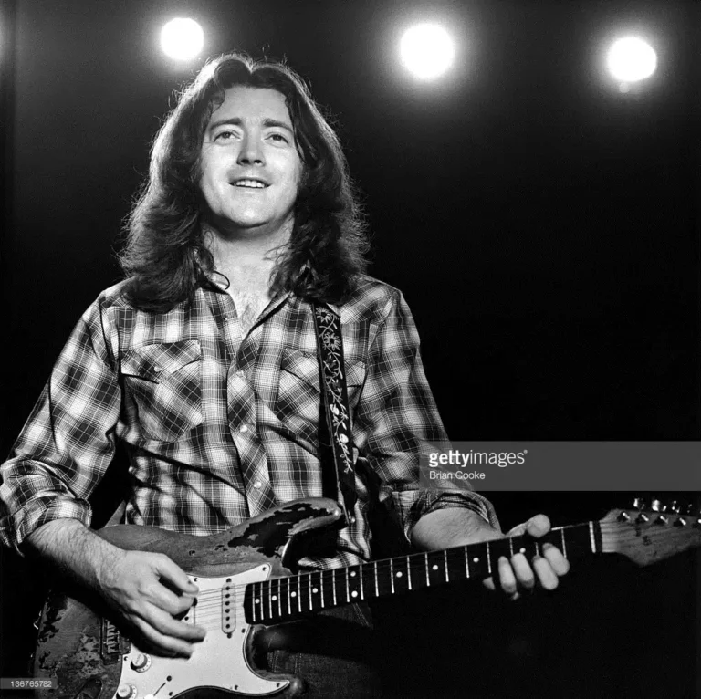 Rory Gallagher in Covent Garden, 1979. The original neck can be identified by the white fret marker at the twelfth fret and the presence of two string trees.