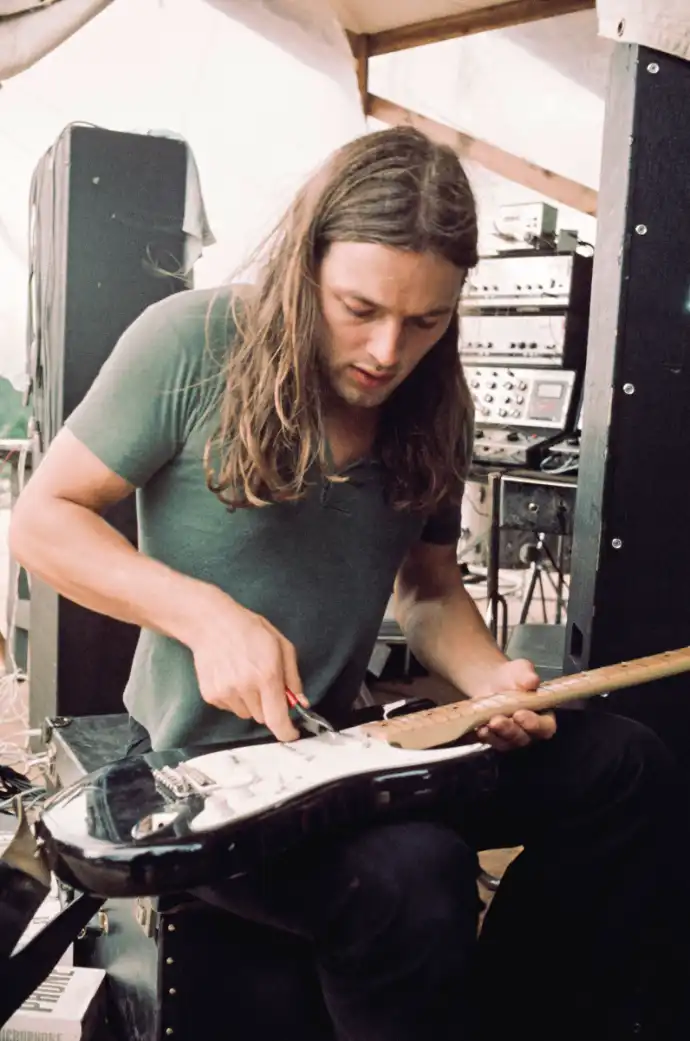 David Gilmour replacing guitar strings at Hakone Aphrodite, Japan, 1971.