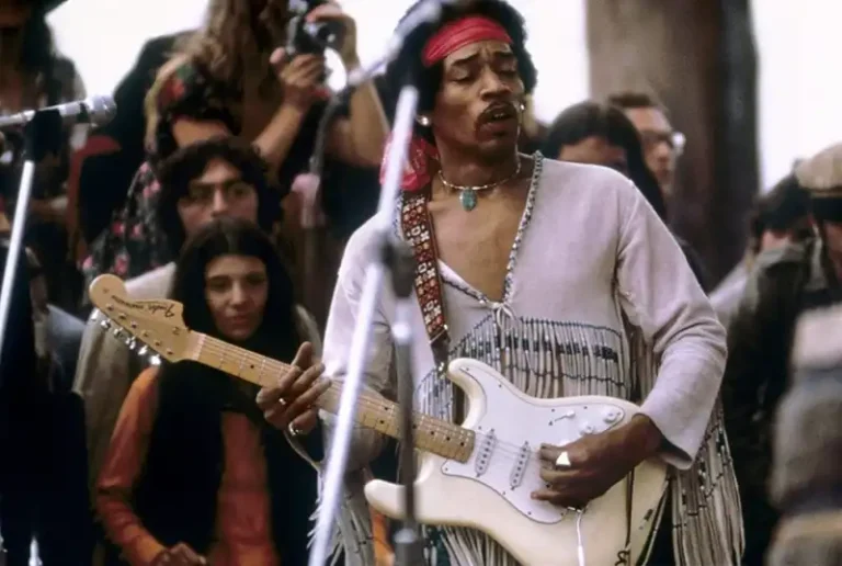 Jimi Hendrix playing "Izabella" at the Woodstock Festival